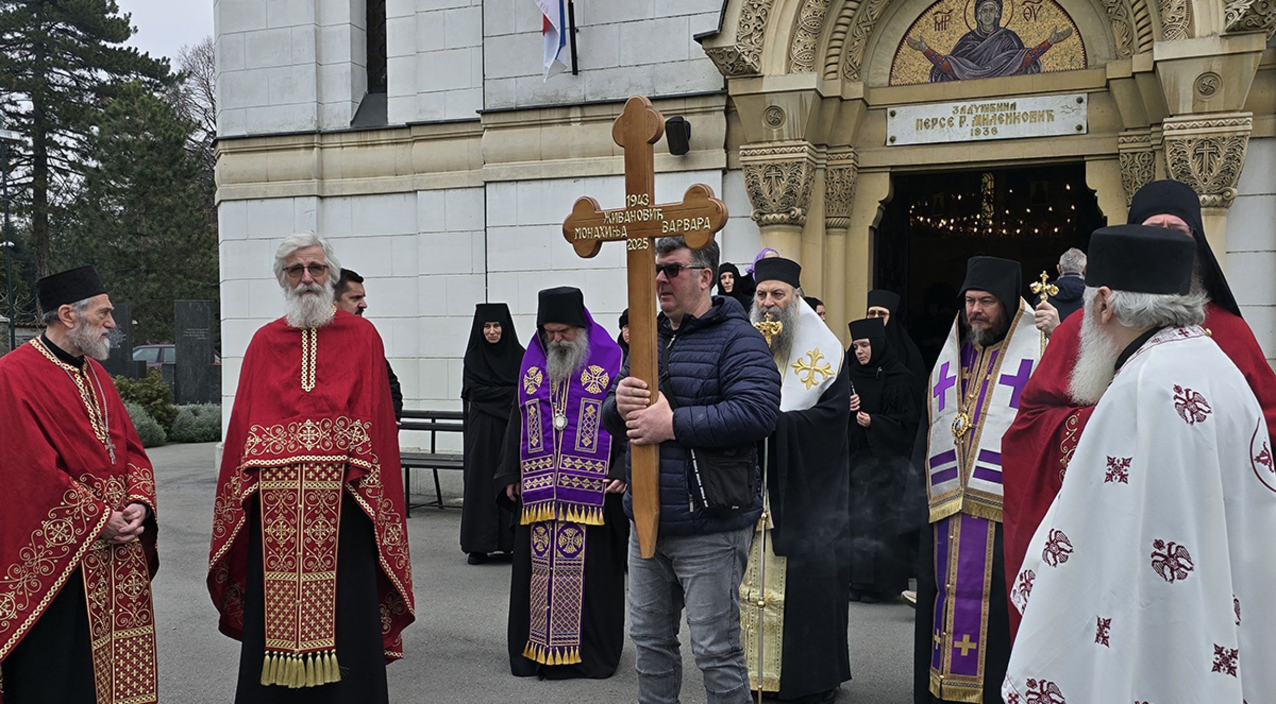 Патријарх Порфирије служио опело монахињи Варвари