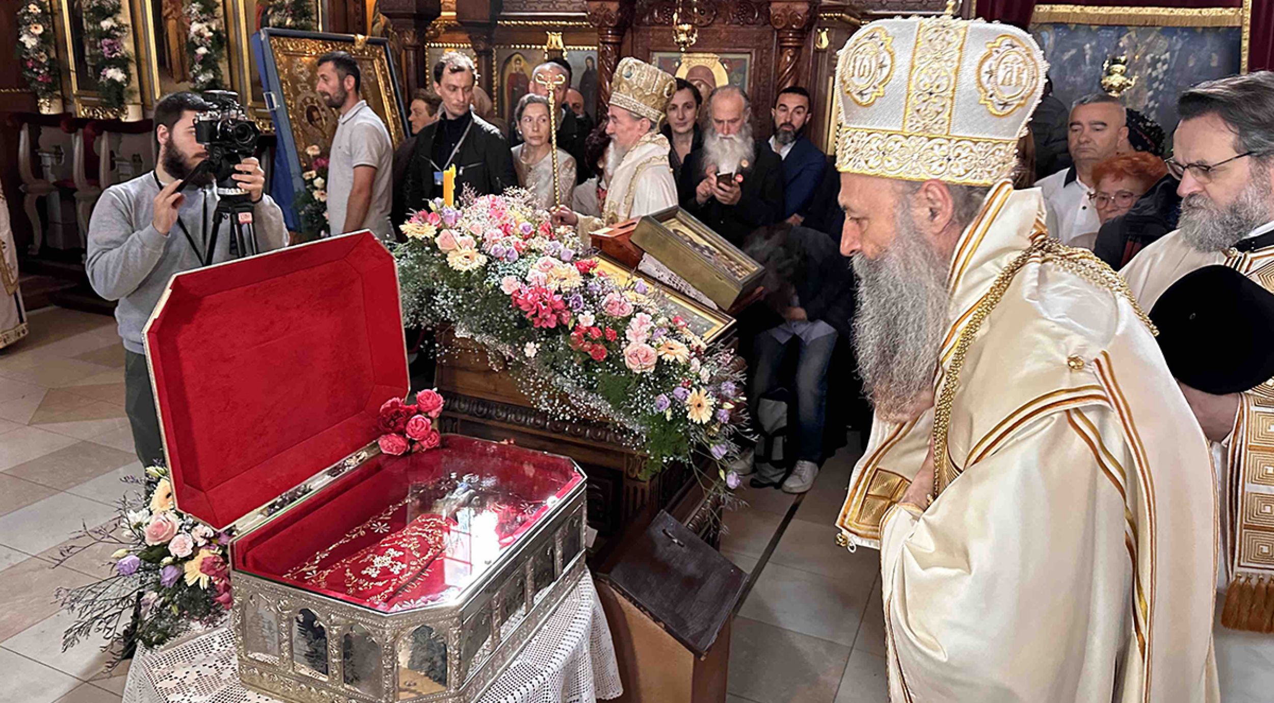 Патријарх Порфирије: Нека нас рука Светог Саве благослови, руководи и измири са Богом и једне са другима