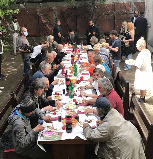 Патријарх Порфирије са бескућницима и болесним малишанима