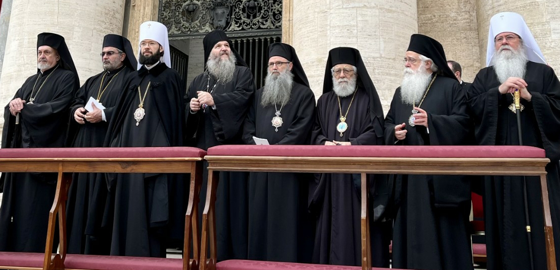Епископ Андреј на сахрани папе Бенедикта