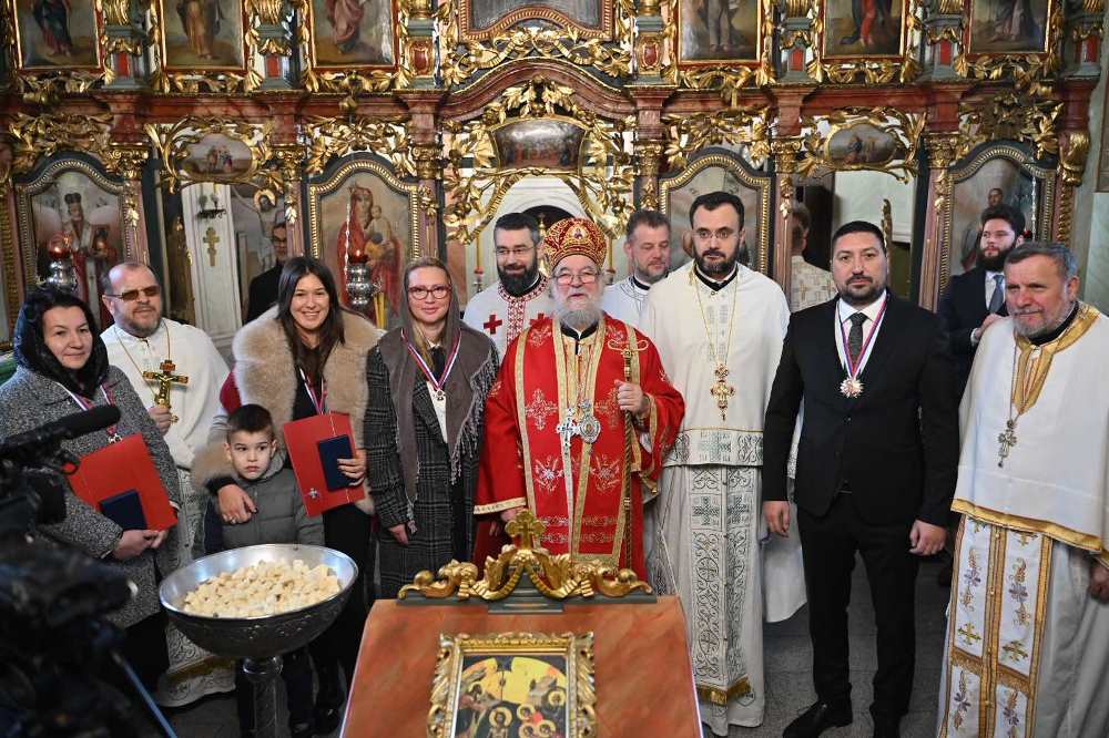 Архијерејска Литургија у Инђији