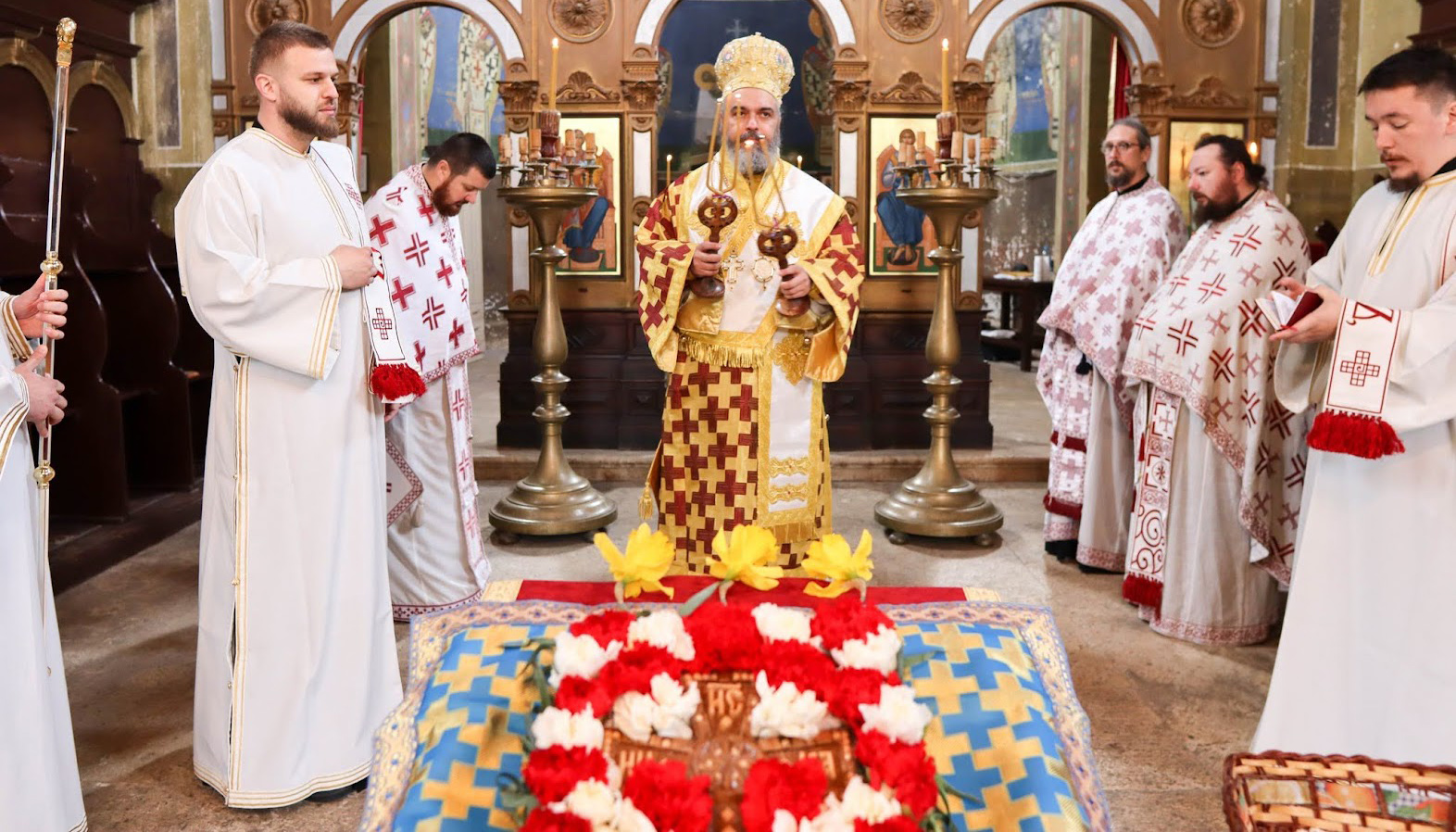 Владика Никодим: Кроз крст који је носио зарад нашег спасења, Господ доноси највећи дар човечанству, а то је Васкрсење