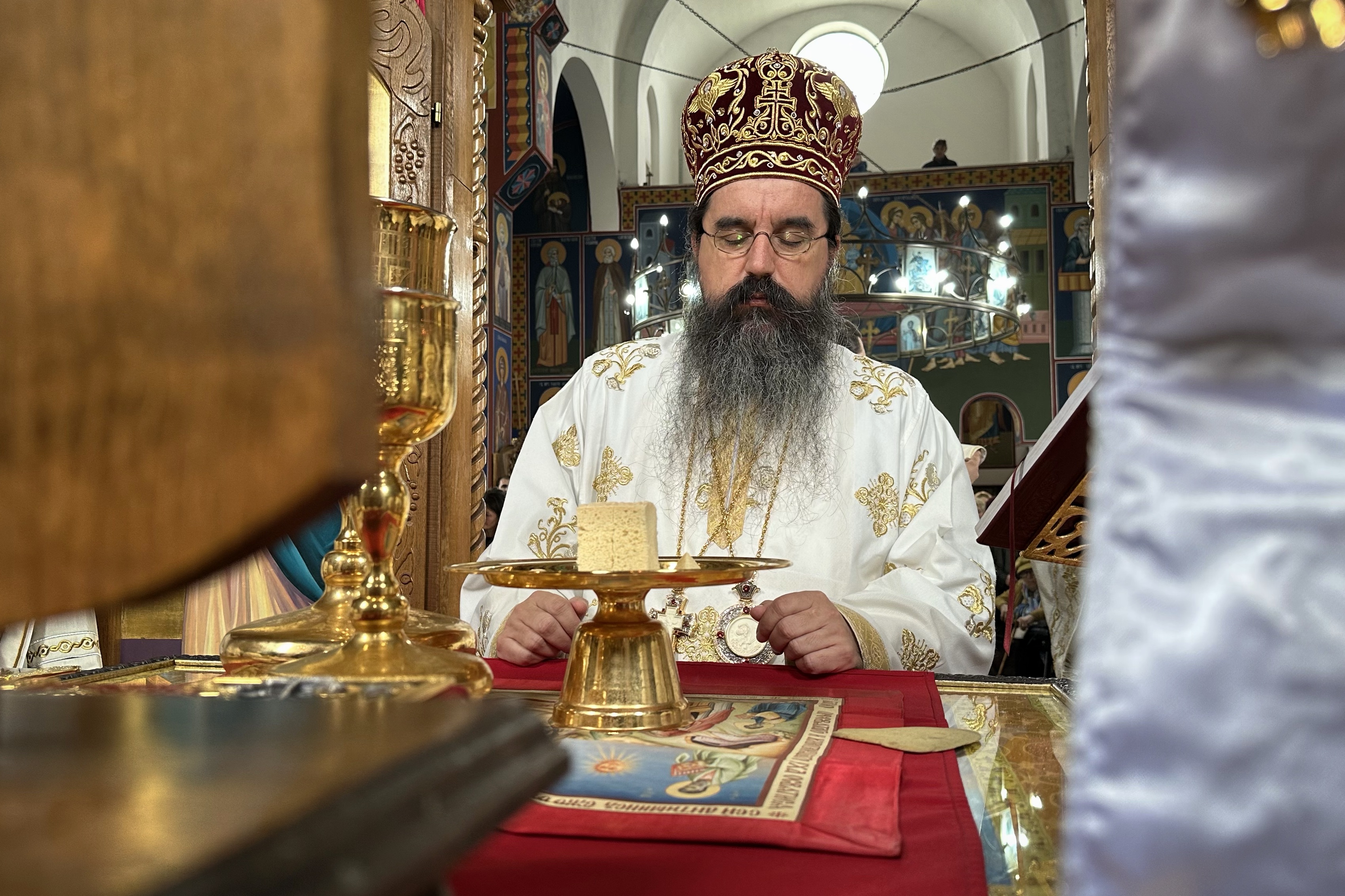 Владика Јеротеј: Кроз нетрулежне мошти Светог Василија Острошког се пројављује благодатна сила Васкрслог Христа
