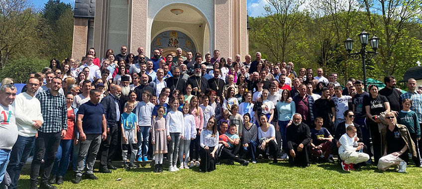 Архијерејска Литургија и дочек моштију Светог владике Николаја у Његњеву