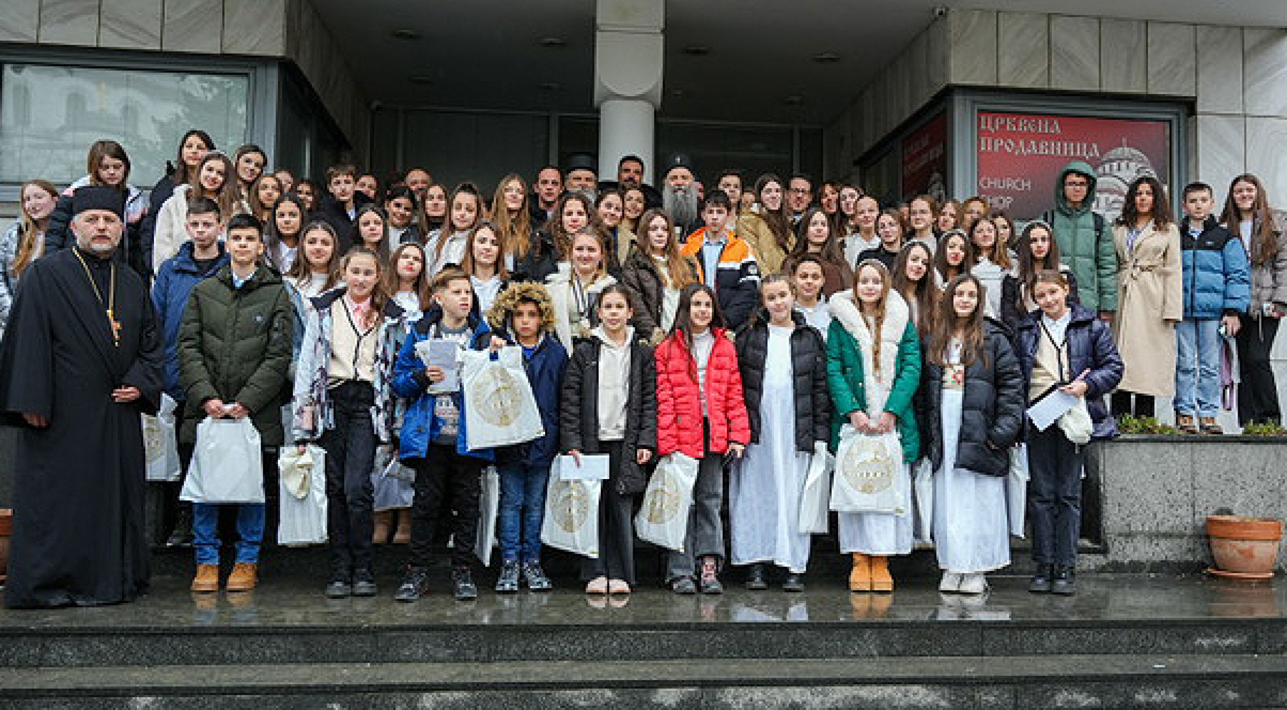 Παιδιά από το Κοσσυφοπέδιο και τα Μετόχια φιλοξενούνται κατά τον εορτασμό της Σλάβα από τον Πατριάρχη 