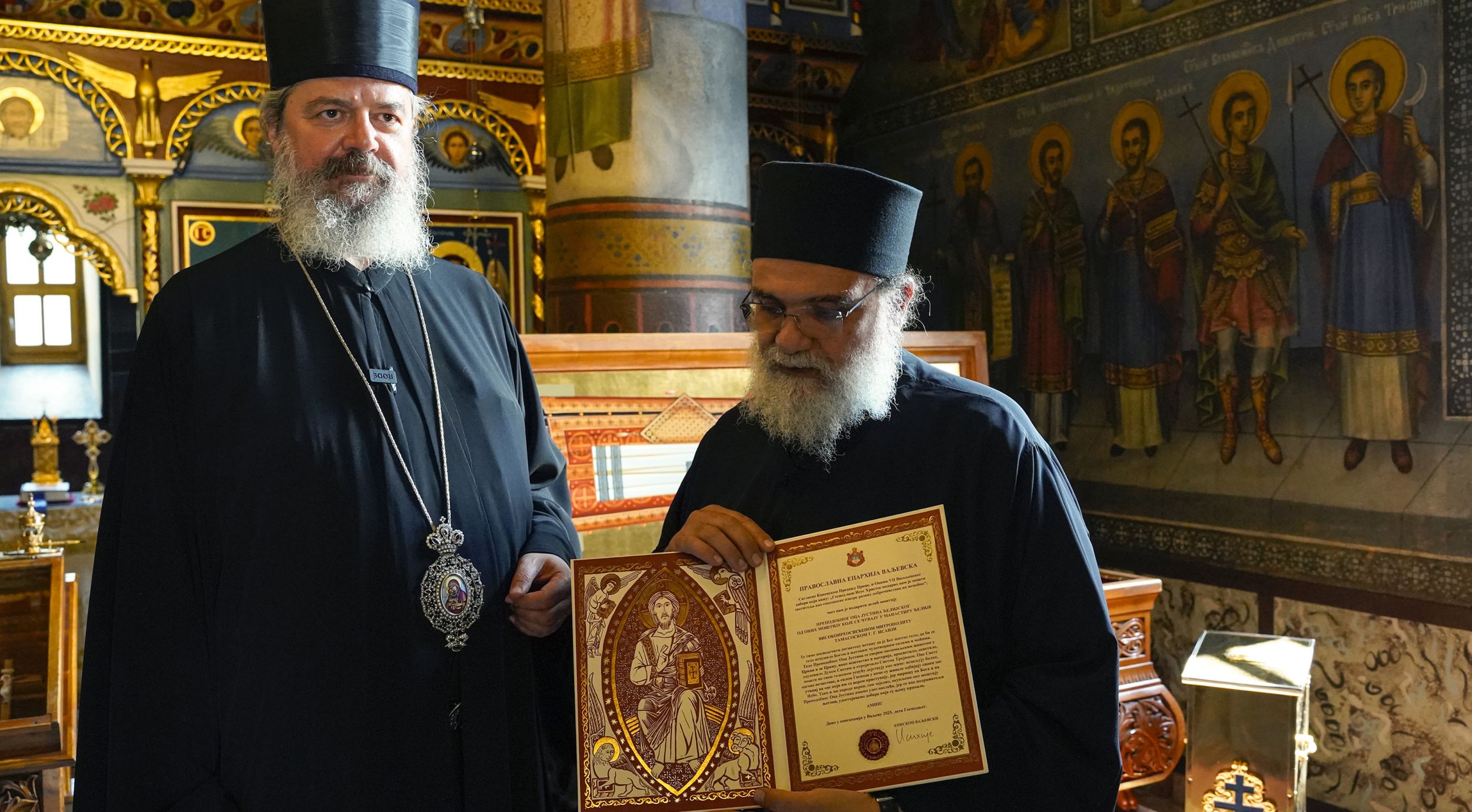 Епископ Исихије даривао мошти Преподобног Јустина Ћелијског Митрополији тамасоској