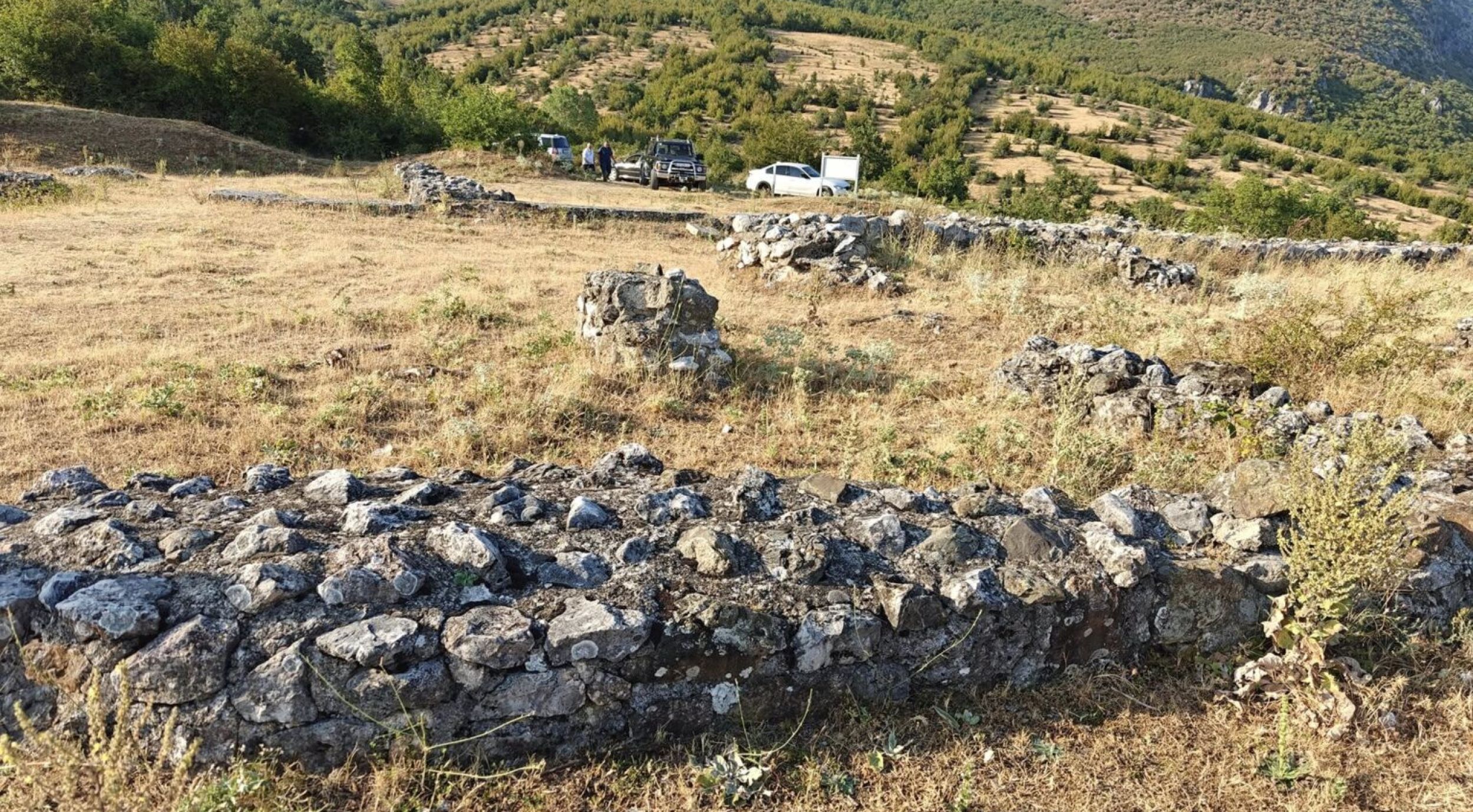 Угрожена специјална заштићена зона српског православног манастира Богородице Хвостанске код Истока