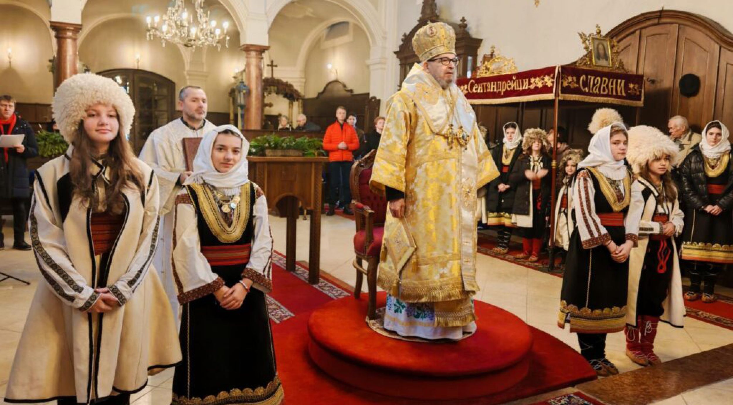 Деца из Румуније на Литургији у Сентандреји