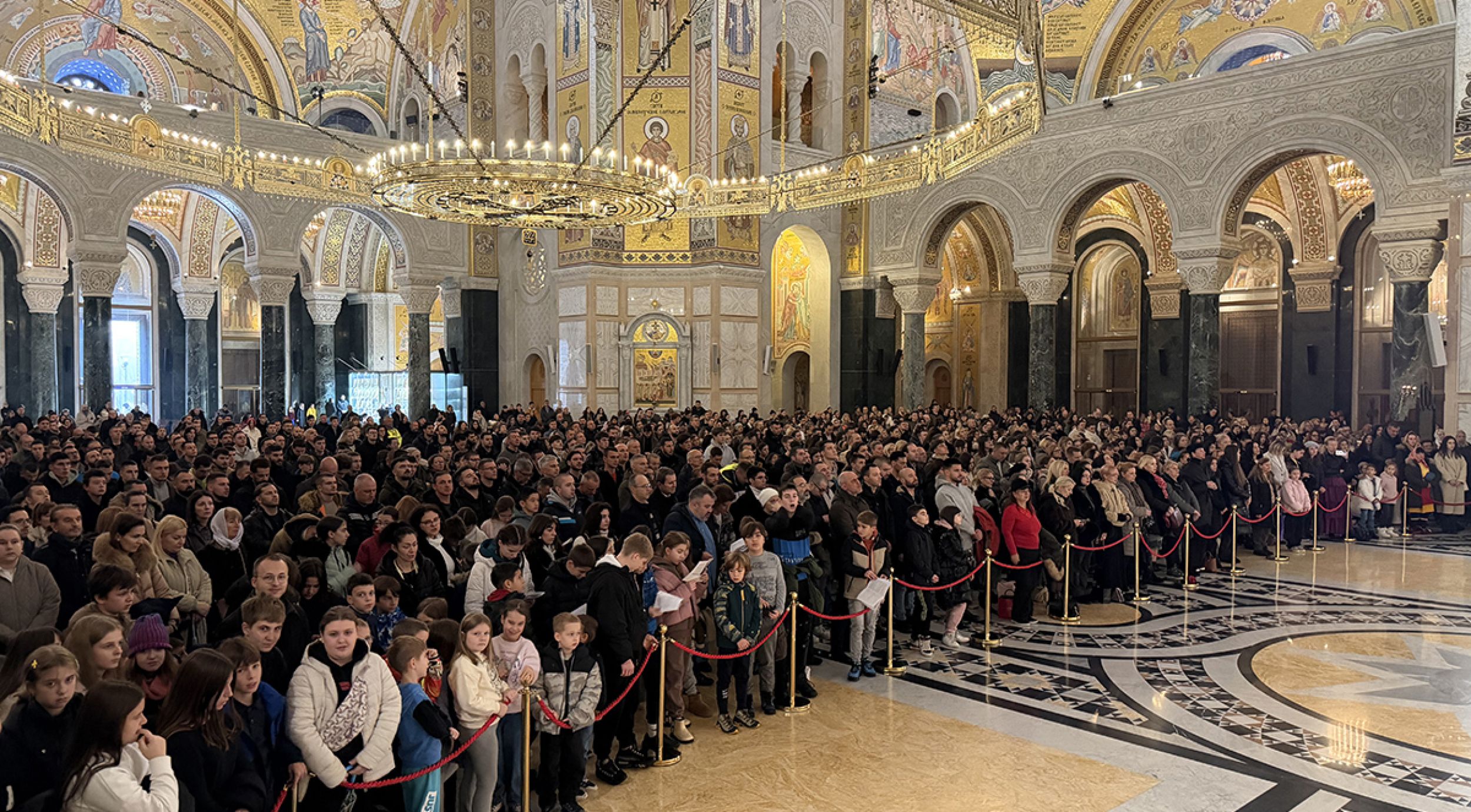 У прву недељу Божићног поста Патријарх Порфирије богослужио у храму Светог Саве