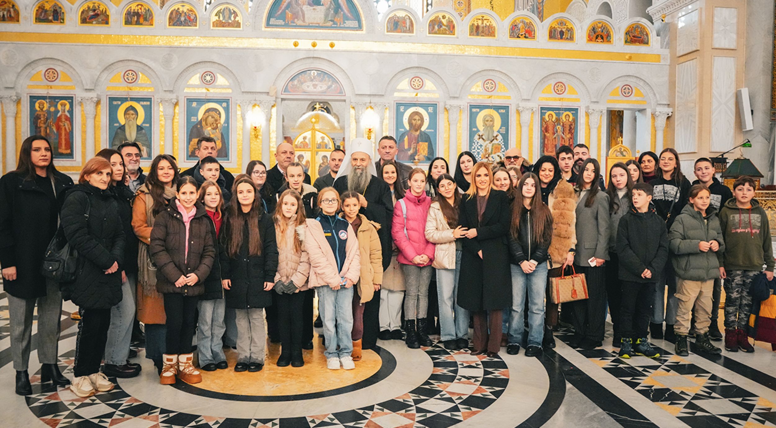 Патријарх Порфирије са малишанима из Приједора, Херцег Новог и Грахова у храму Светог Саве на Врачару