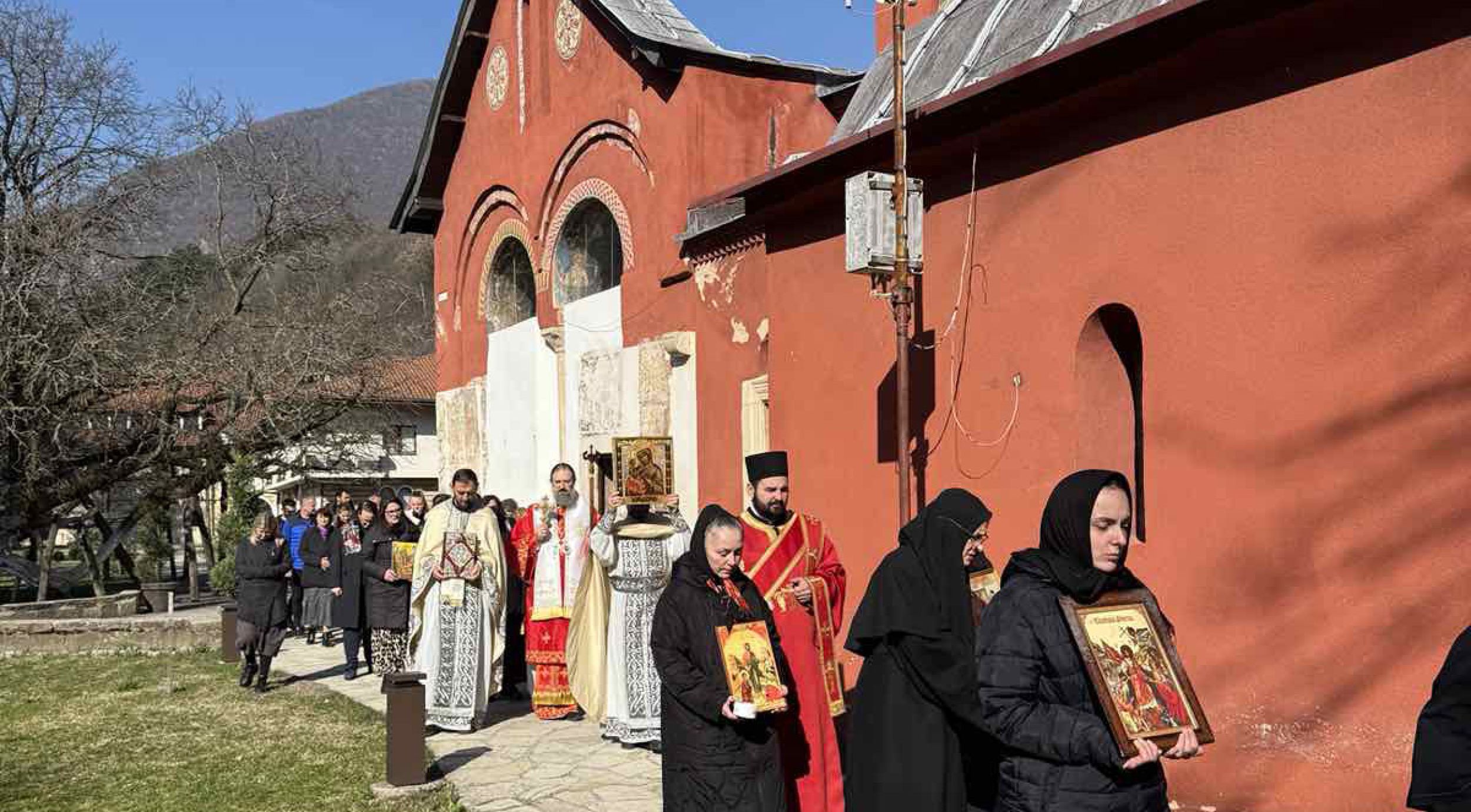 Владика Тихон у Недељу православља богослужио у Пећкој Патријаршији