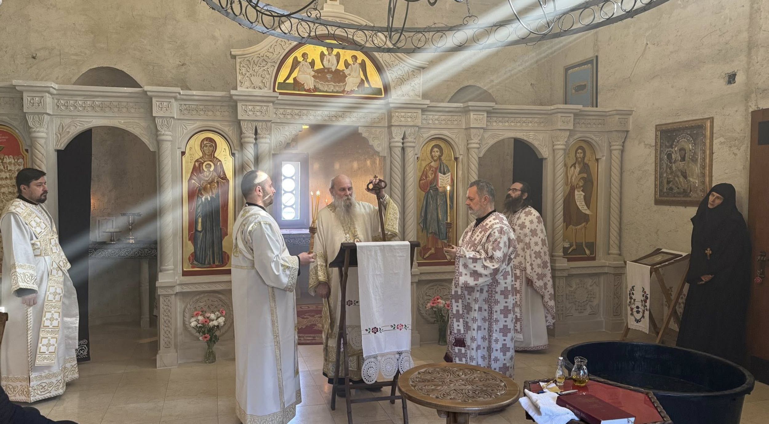 Архијерејска Литургија и крштење у Јасеновцу