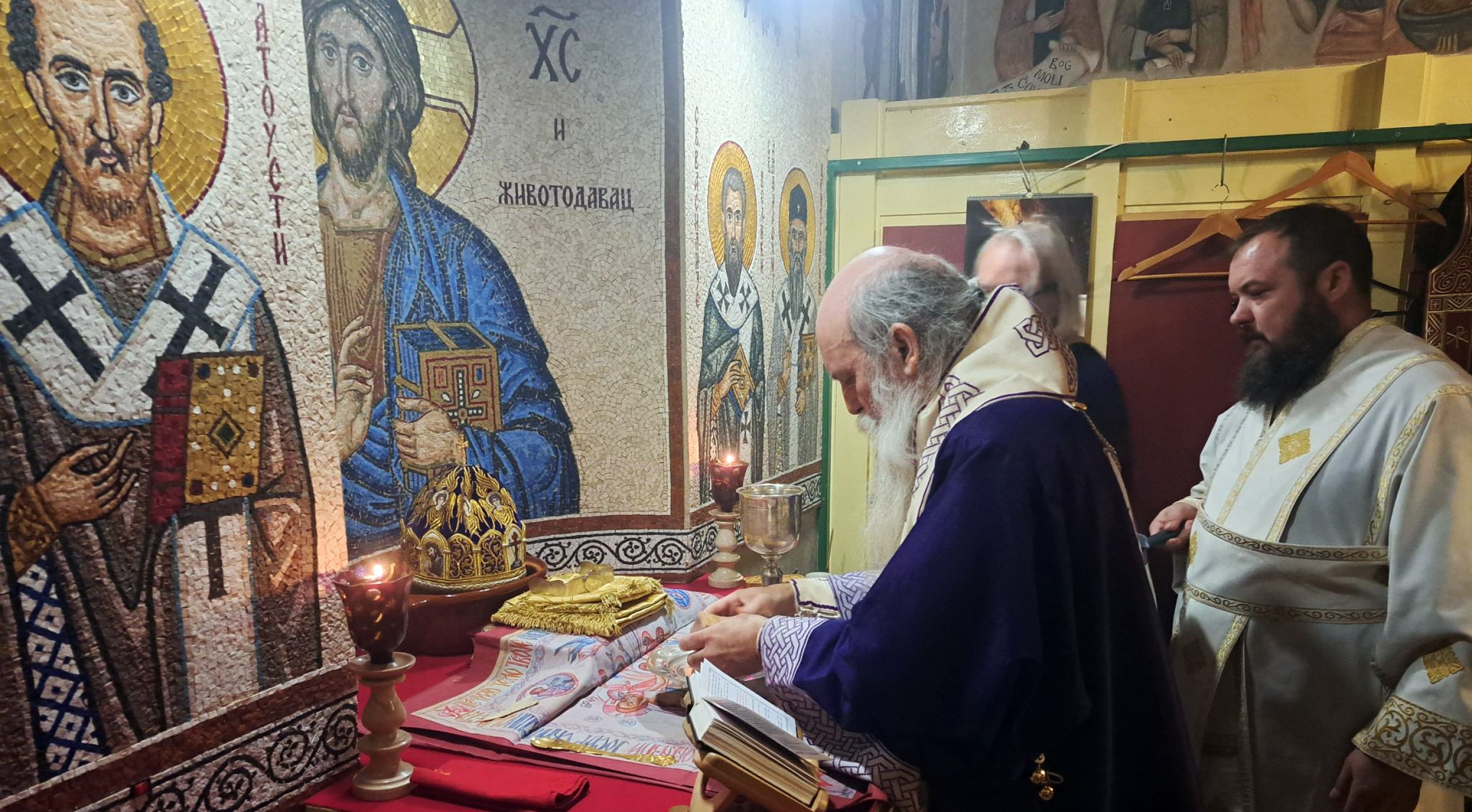 Литургија у манастиру Ораховици