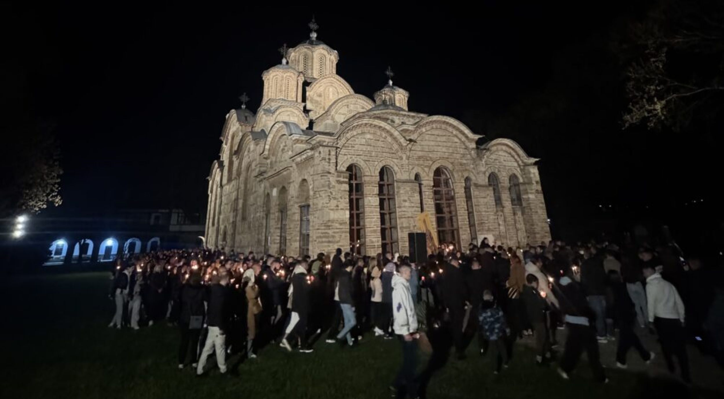 Више од хиљаду верних на Васкршњој Литургији у Грачаници